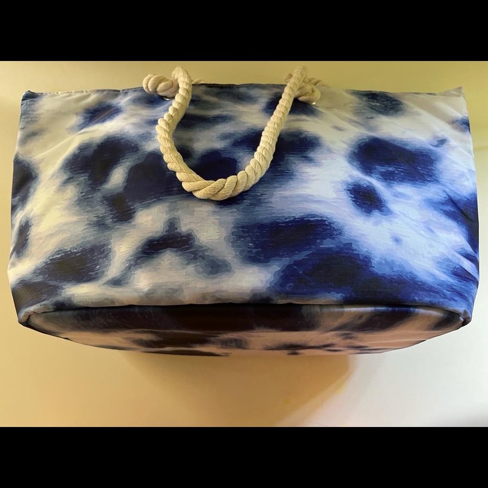 INSULATED TOTE CARRY ALL BAG in BLUE & WHITE TYEDYE